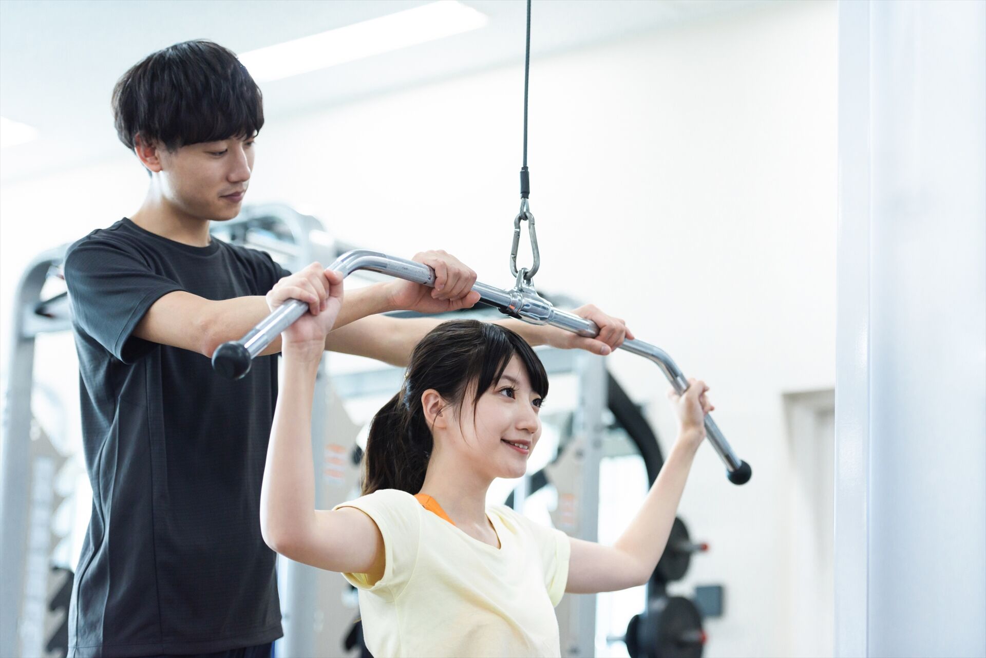 指導する男性スタッフ