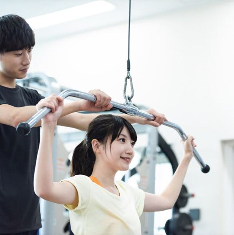 指導する男性スタッフ_R