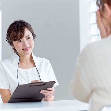 肌の状態をヒアリングするスタッフ_R