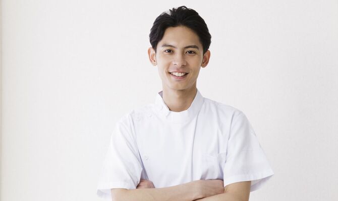 ポーズを決める男性スタッフ